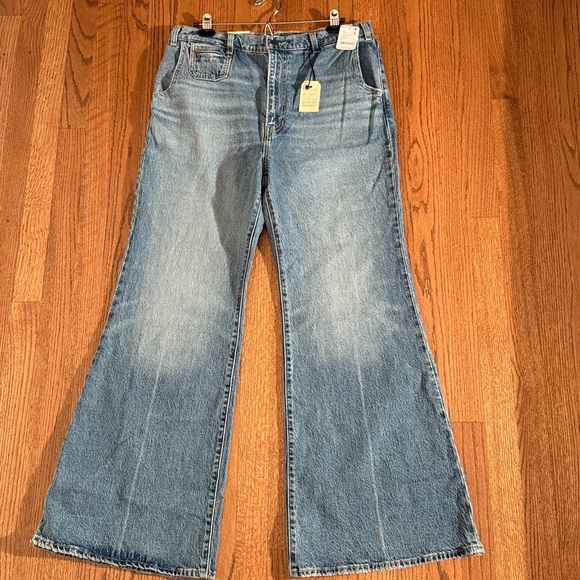 Free People Denim - Free People X Levi's Ribcage Bell Jeans. NWT.